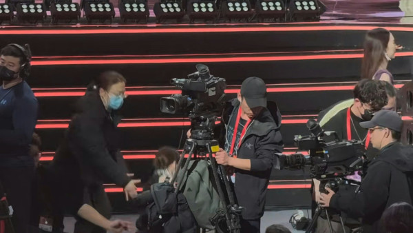 佘詩曼上台領獎慘當眾仆低！狠狠摔倒驚險畫面流出 一即時反應揭專業態度