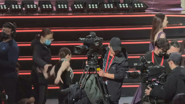 佘詩曼上台領獎慘當眾仆低！狠狠摔倒驚險畫面流出 一即時反應揭專業態度