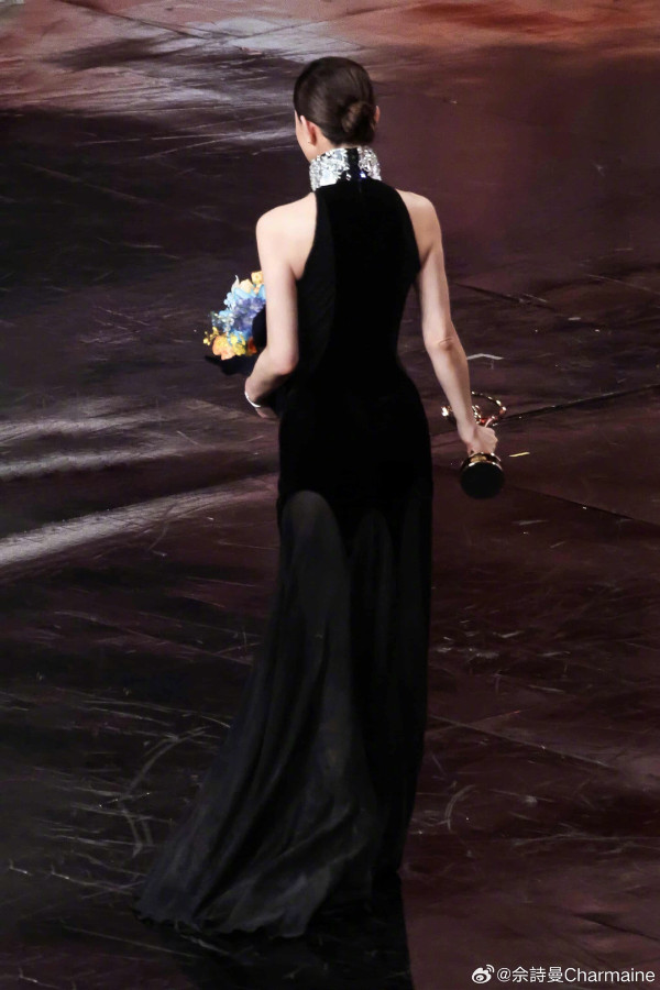 佘詩曼上台領獎慘當眾仆低！狠狠摔倒驚險畫面流出 一即時反應揭專業態度