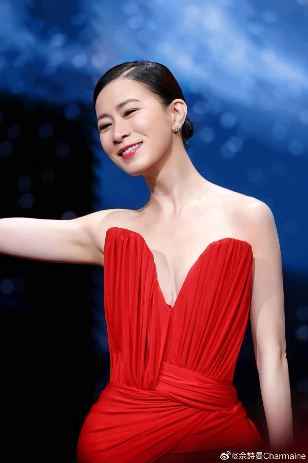 佘詩曼上台領獎慘當眾仆低！狠狠摔倒驚險畫面流出 一即時反應揭專業態度