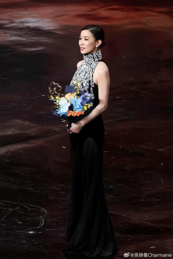 佘詩曼上台領獎慘當眾仆低！狠狠摔倒驚險畫面流出 一即時反應揭專業態度