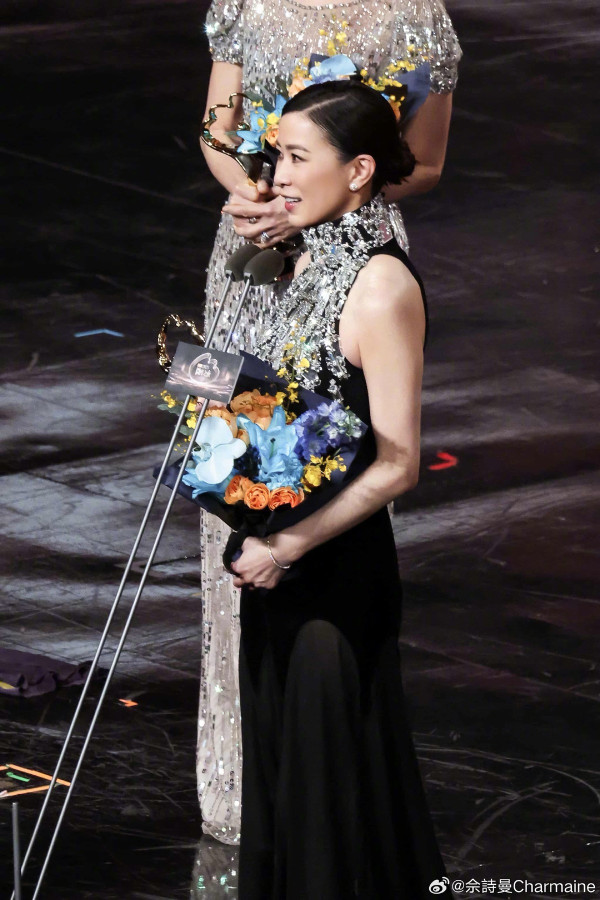 佘詩曼上台領獎慘當眾仆低！狠狠摔倒驚險畫面流出 一即時反應揭專業態度