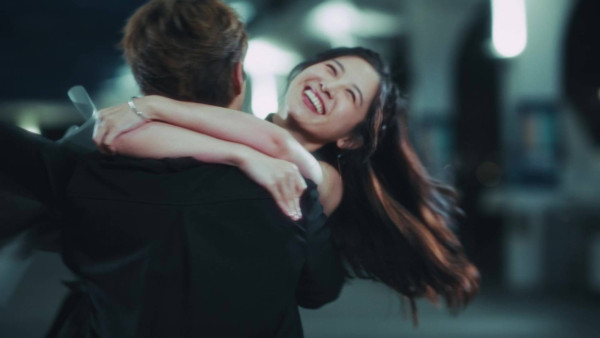 阮浩棕倪嘉雯中環街頭激吻畫面曝光！兒童節目主持竟突然變情侶？