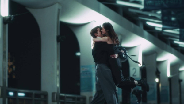 阮浩棕倪嘉雯中環街頭激吻畫面曝光！兒童節目主持竟突然變情侶？