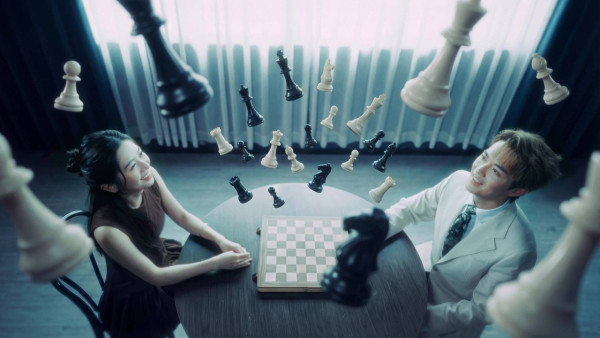 阮浩棕倪嘉雯中環街頭激吻畫面曝光！兒童節目主持竟突然變情侶？