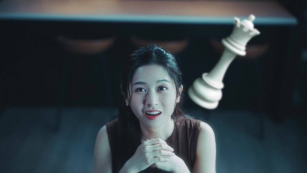 阮浩棕倪嘉雯中環街頭激吻畫面曝光！兒童節目主持竟突然變情侶？