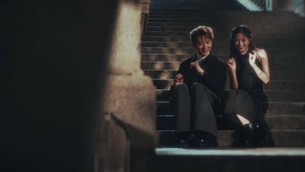 阮浩棕倪嘉雯中環街頭激吻畫面曝光！兒童節目主持竟突然變情侶？