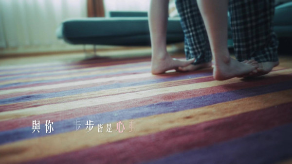 阮浩棕倪嘉雯中環街頭激吻畫面曝光！兒童節目主持竟突然變情侶？