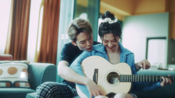 阮浩棕倪嘉雯中環街頭激吻畫面曝光！兒童節目主持竟突然變情侶？