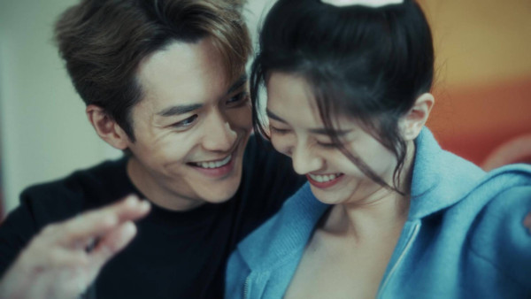 阮浩棕倪嘉雯中環街頭激吻畫面曝光！兒童節目主持竟突然變情侶？