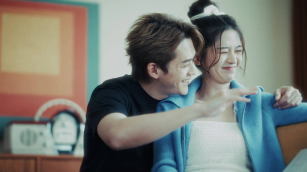 阮浩棕倪嘉雯中環街頭激吻畫面曝光！兒童節目主持竟突然變情侶？