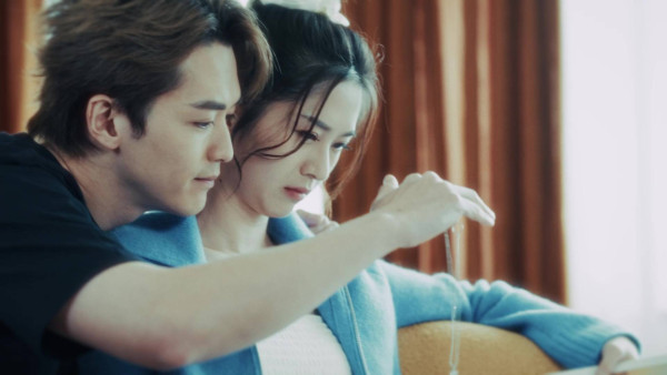 阮浩棕倪嘉雯中環街頭激吻畫面曝光！兒童節目主持竟突然變情侶？