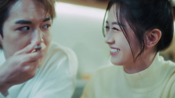 阮浩棕倪嘉雯中環街頭激吻畫面曝光！兒童節目主持竟突然變情侶？