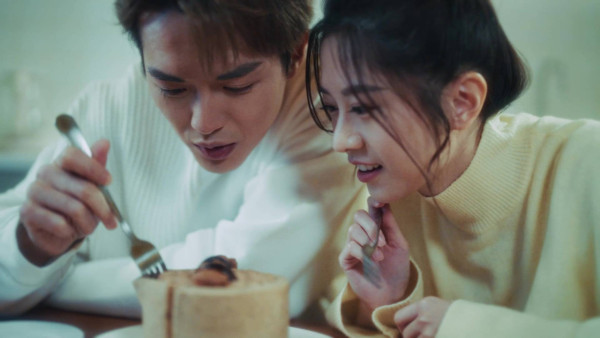 阮浩棕倪嘉雯中環街頭激吻畫面曝光！兒童節目主持竟突然變情侶？