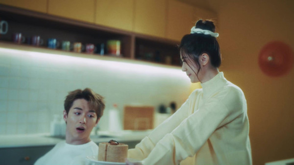 阮浩棕倪嘉雯中環街頭激吻畫面曝光！兒童節目主持竟突然變情侶？