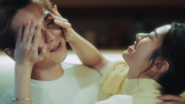 阮浩棕倪嘉雯中環街頭激吻畫面曝光！兒童節目主持竟突然變情侶？