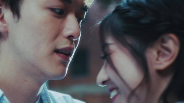 阮浩棕倪嘉雯中環街頭激吻畫面曝光！兒童節目主持竟突然變情侶？