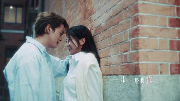 阮浩棕倪嘉雯中環街頭激吻畫面曝光！兒童節目主持竟突然變情侶？