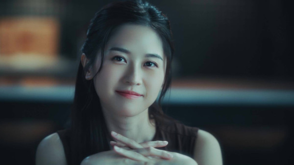 阮浩棕倪嘉雯中環街頭激吻畫面曝光！兒童節目主持竟突然變情侶？