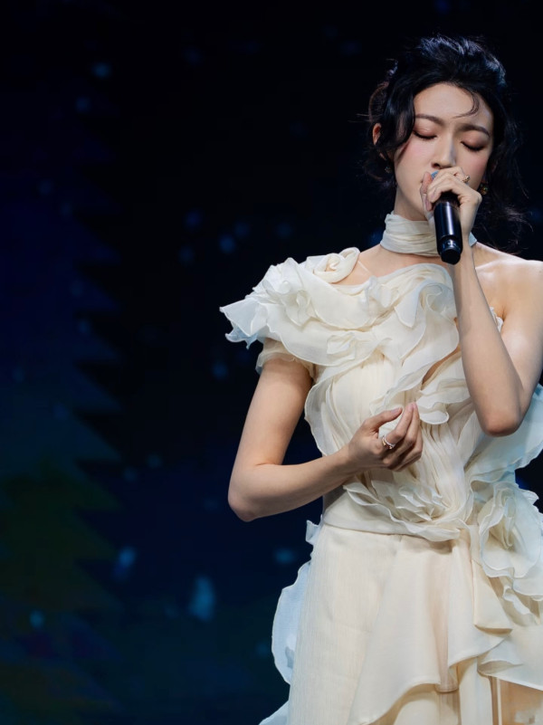 葉蒨文GM台上公然激咀惹哄動！單身蔡思貝企隔籬尷尬樣表情竟成焦點