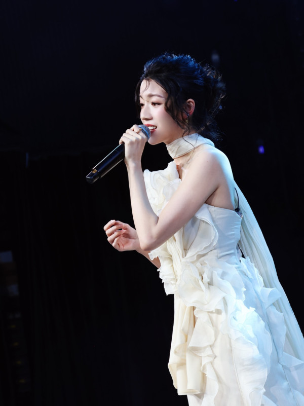 葉蒨文GM台上公然激咀惹哄動！單身蔡思貝企隔籬尷尬樣表情竟成焦點