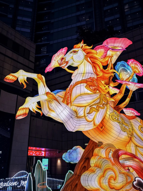 深圳萬象城今年農曆新年佈置以《山海經》為主題,設5個瑞獸巨型裝置打卡位。(深圳萬象城@小紅書)