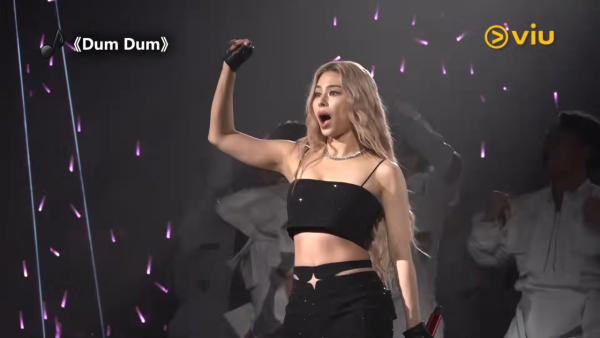 Gin Lee演唱會驚揭患「媽媽手」痛到冚唔到被！私下與炎明熹一舉動盡顯暖心師徒情