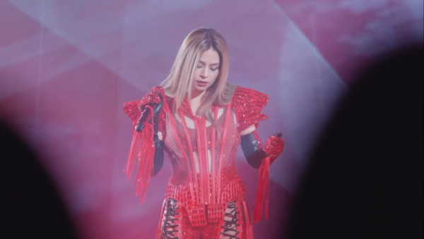 Gin Lee演唱會驚揭患「媽媽手」痛到冚唔到被！私下與炎明熹一舉動盡顯暖心師徒情