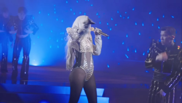 Gin Lee演唱會驚揭患「媽媽手」痛到冚唔到被！私下與炎明熹一舉動盡顯暖心師徒情