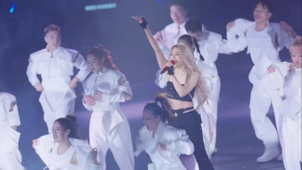 Gin Lee演唱會驚揭患「媽媽手」痛到冚唔到被！私下與炎明熹一舉動盡顯暖心師徒情