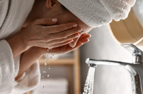 沖涼順便洗面＝爛面？呢個動作令皮膚快老10年！專家揭5大護膚禁忌