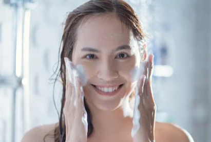 沖涼順便洗面＝爛面？呢個動作令皮膚快老10年！專家揭5大護膚禁忌