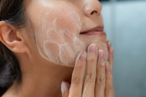 沖涼順便洗面＝爛面？呢個動作令皮膚快老10年！專家揭5大護膚禁忌