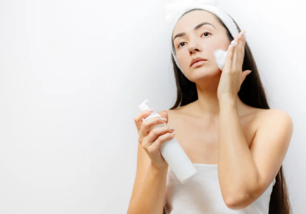 沖涼順便洗面＝爛面？呢個動作令皮膚快老10年！專家揭5大護膚禁忌