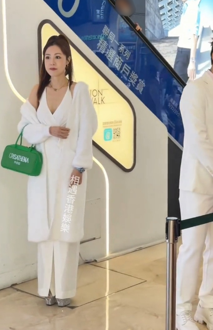 周吉佩老婆性感現身以為好多人望？一浮誇舉動遭作狀扮巨星︰其實冇人睇