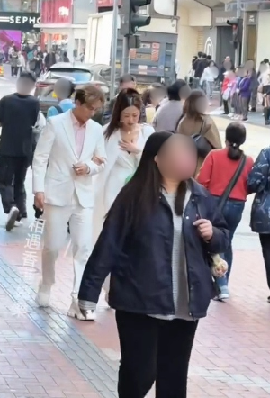 周吉佩老婆性感現身以為好多人望？一浮誇舉動遭作狀扮巨星︰其實冇人睇