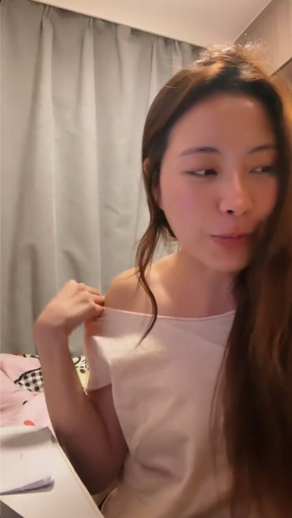 東張女神素顏直播著睡衣太鬆走光 領口滑落春光乍洩網民暴動:我有無睇錯