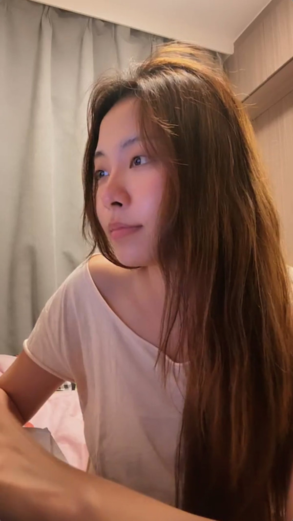 東張女神素顏直播著睡衣太鬆走光 領口滑落春光乍洩網民暴動:我有無睇錯