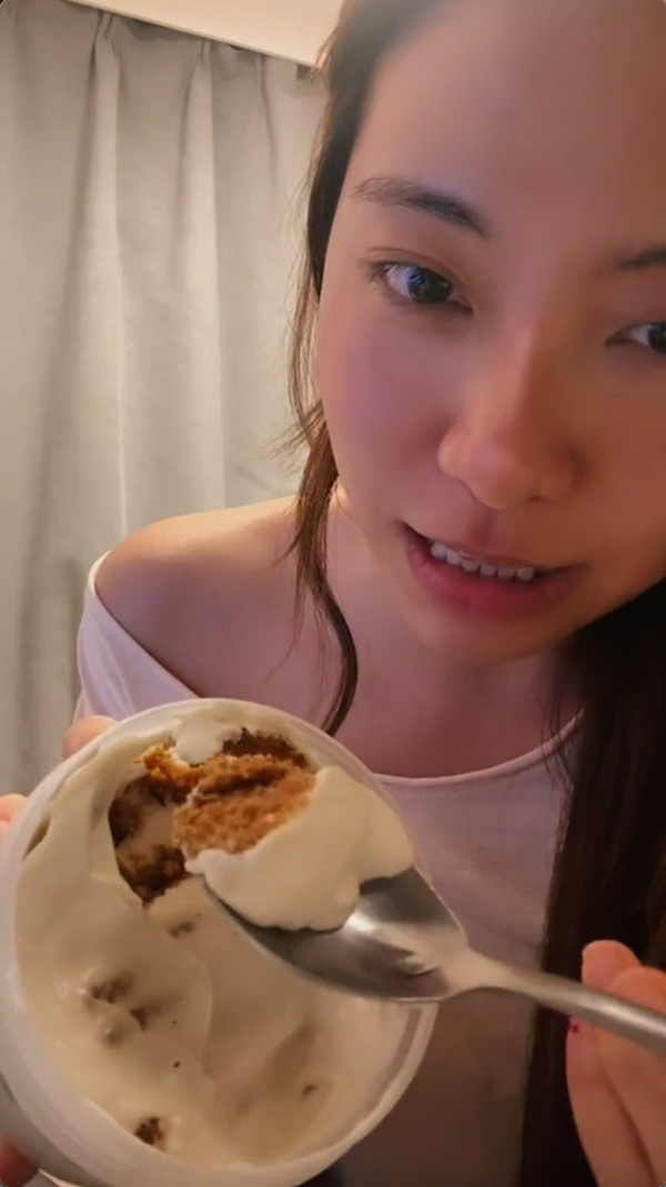 東張女神素顏直播著睡衣太鬆走光 領口滑落春光乍洩網民暴動：我有無睇錯