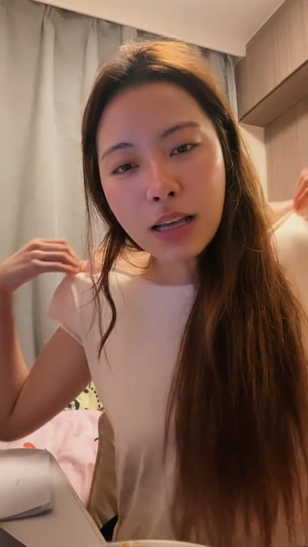 東張女神素顏直播著睡衣太鬆走光 領口滑落春光乍洩網民暴動：我有無睇錯