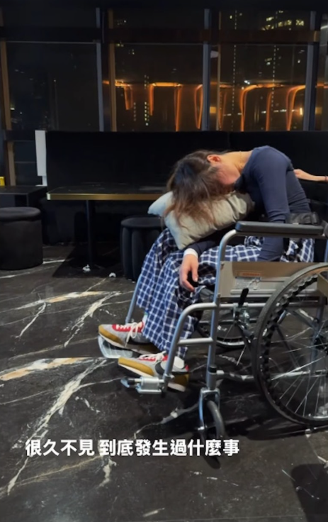 36歲人妻女神醉到斷片癱軟廁所！被友人輪流抬出極度狼狽︰醉到坐輪椅