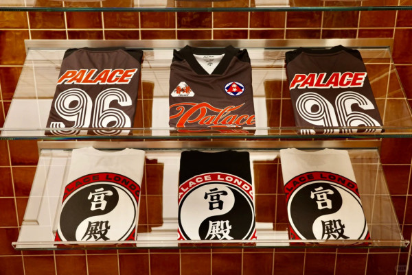 銅鑼灣禮頓道淪陷！市民排足6小時全因倫敦「神級潮牌」進駐？必搶限定南華聯乘