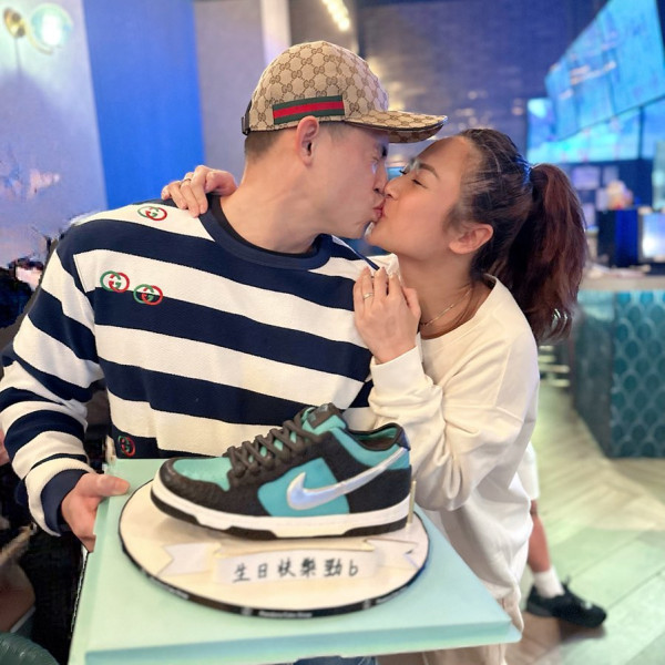 36歲人妻女神醉到斷片癱軟廁所！被友人輪流抬出極度狼狽︰醉到坐輪椅