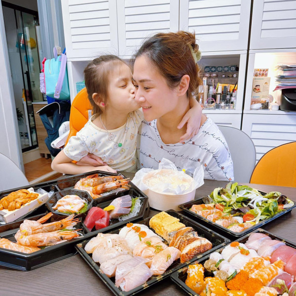 36歲人妻女神醉到斷片癱軟廁所！被友人輪流抬出極度狼狽︰醉到坐輪椅