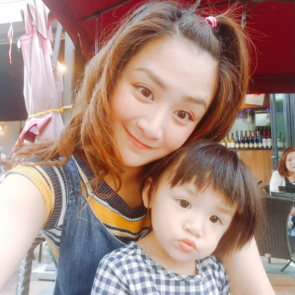 36歲人妻女神醉到斷片癱軟廁所！被友人輪流抬出極度狼狽︰醉到坐輪椅