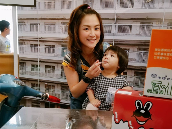 36歲人妻女神醉到斷片癱軟廁所！被友人輪流抬出極度狼狽︰醉到坐輪椅