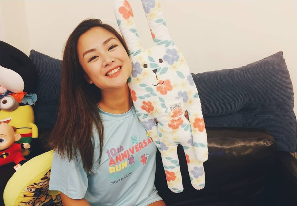 36歲人妻女神醉到斷片癱軟廁所！被友人輪流抬出極度狼狽︰醉到坐輪椅