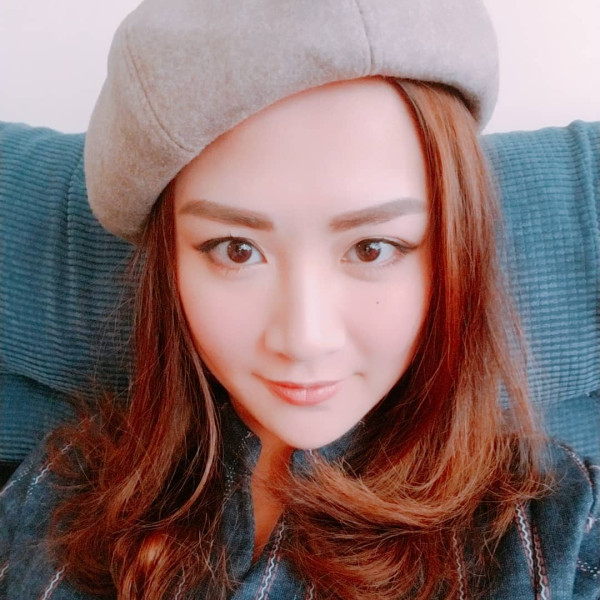 36歲人妻女神醉到斷片癱軟廁所！被友人輪流抬出極度狼狽︰醉到坐輪椅