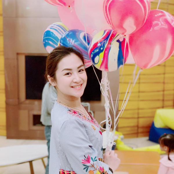 36歲人妻女神醉到斷片癱軟廁所！被友人輪流抬出極度狼狽︰醉到坐輪椅