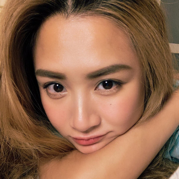 36歲人妻女神醉到斷片癱軟廁所！被友人輪流抬出極度狼狽︰醉到坐輪椅